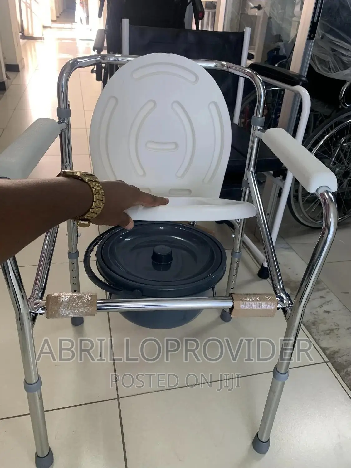 ሾወር መውሰጃ ያለው የሚነቃቀል Commode Chair=Toilet Chair=Commode Chair