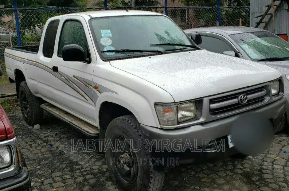 Toyota Hilux 2001 White