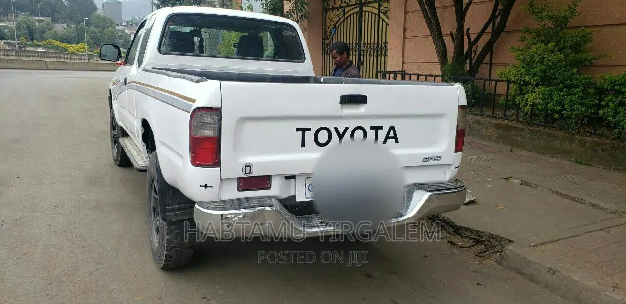 Toyota Hilux 2001 White