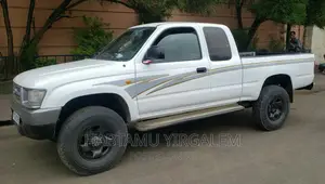 Toyota Hilux 2001 White