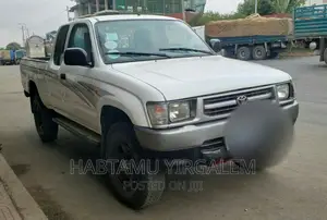 Toyota Hilux 2001 White