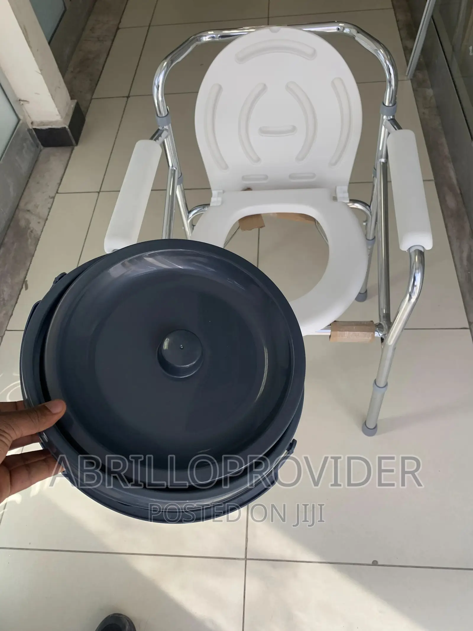 3-in-1 Commode Chair: Versatile 3-in-1 Design