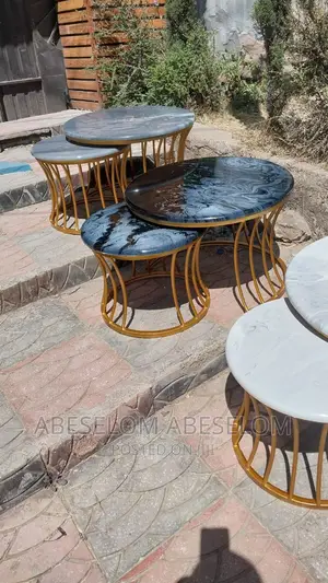 በ ኢንፖክሲ የተሰሩ ጠረጴዛ