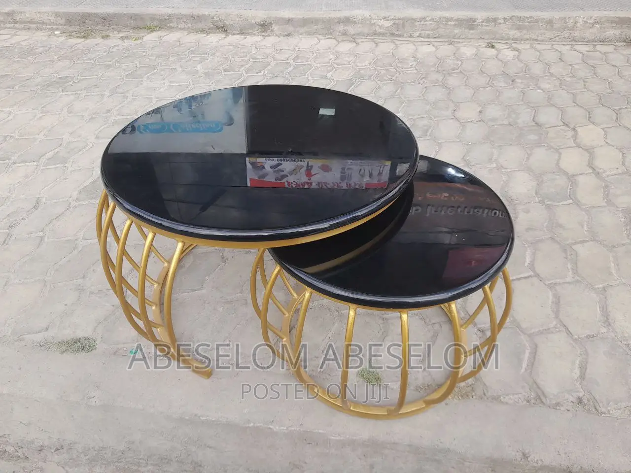 በኢንፖክሲ የተሰሩ ጠረጴዛ