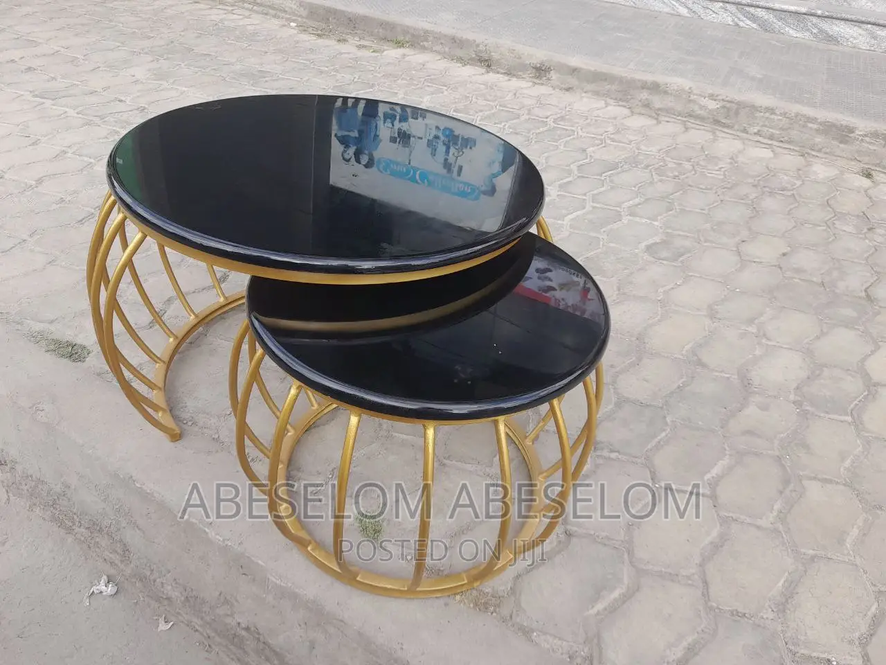 በኢንፖክሲ የተሰሩ ጠረጴዛ