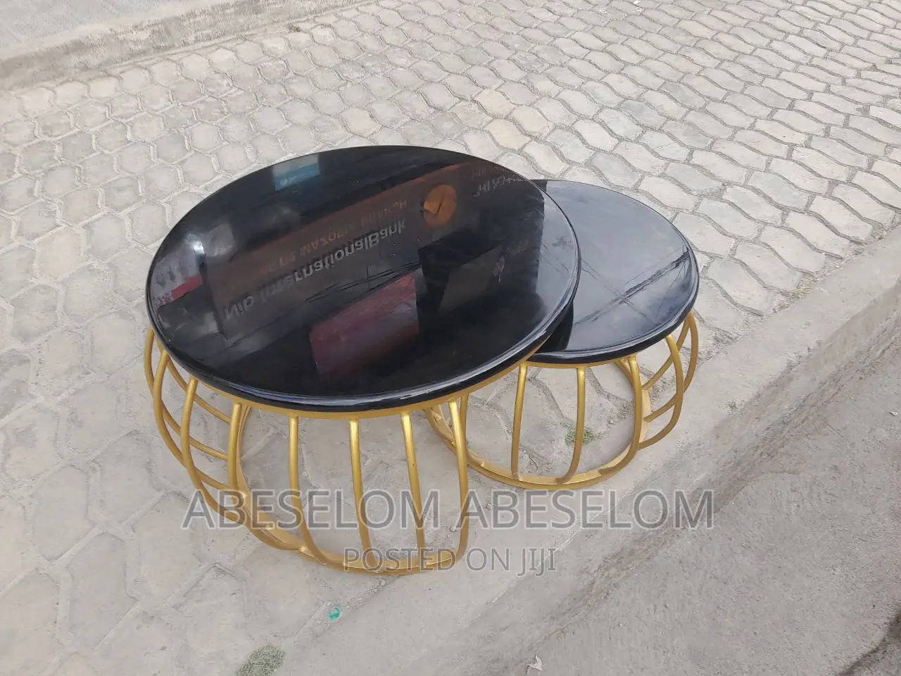 በኢንፖክሲ የተሰሩ ጠረጴዛ