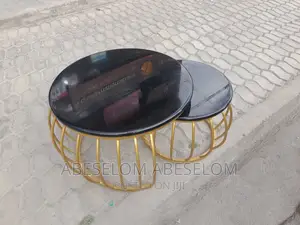 በኢንፖክሲ የተሰሩ ጠረጴዛ