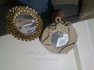 የ እጅ ሥራ መስታወት