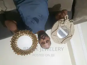 የ እጅ ሥራ መስታወት