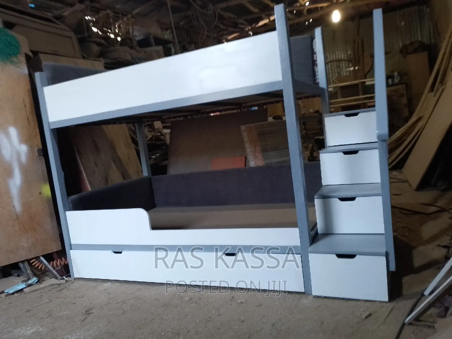 በ ዎንዛ የተሰራ ተደራራቢ አልጋ