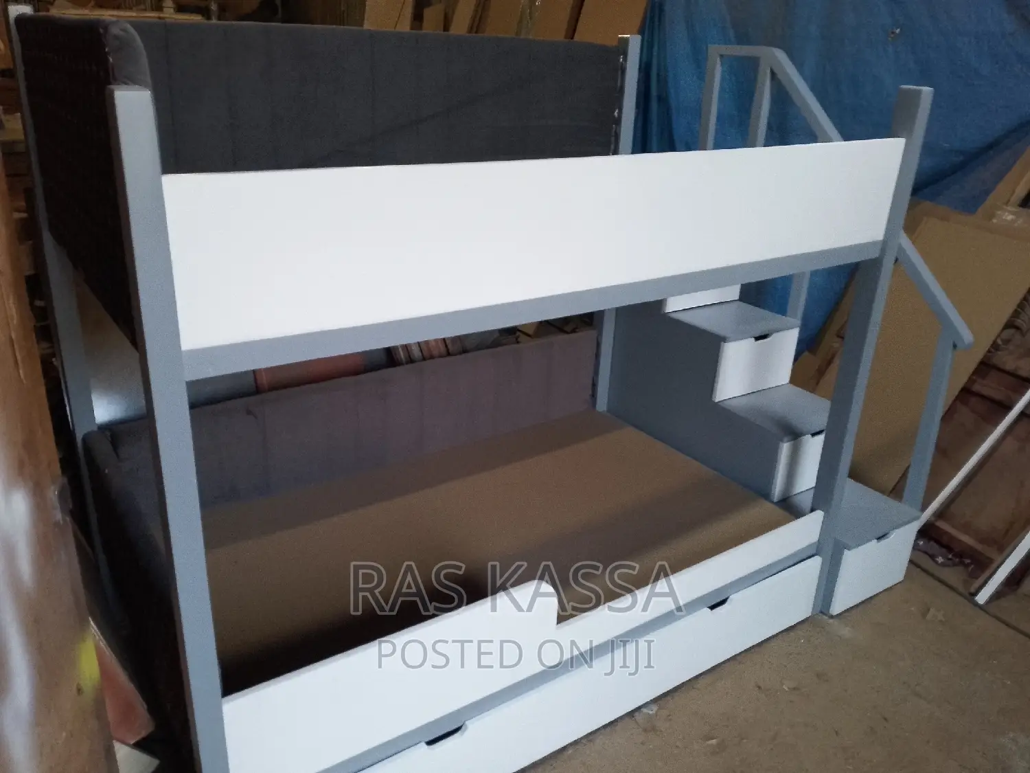 በ ዎንዛ የተሰራ ተደራራቢ አልጋ