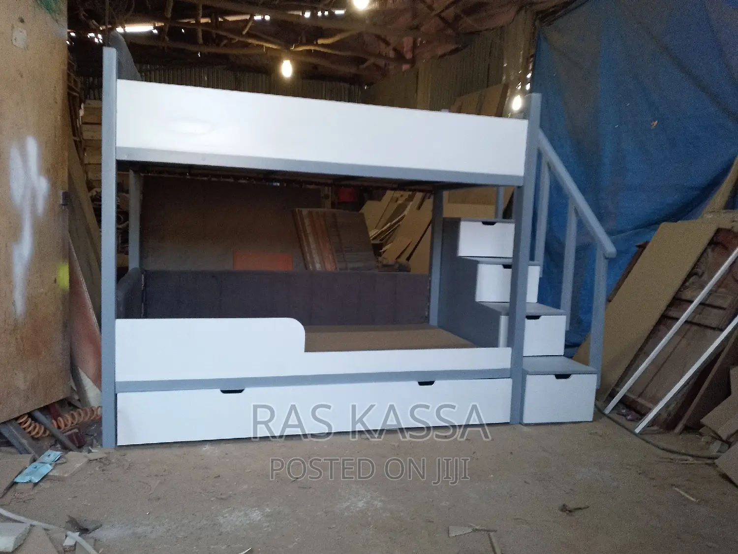 በ ዎንዛ የተሰራ ተደራራቢ አልጋ