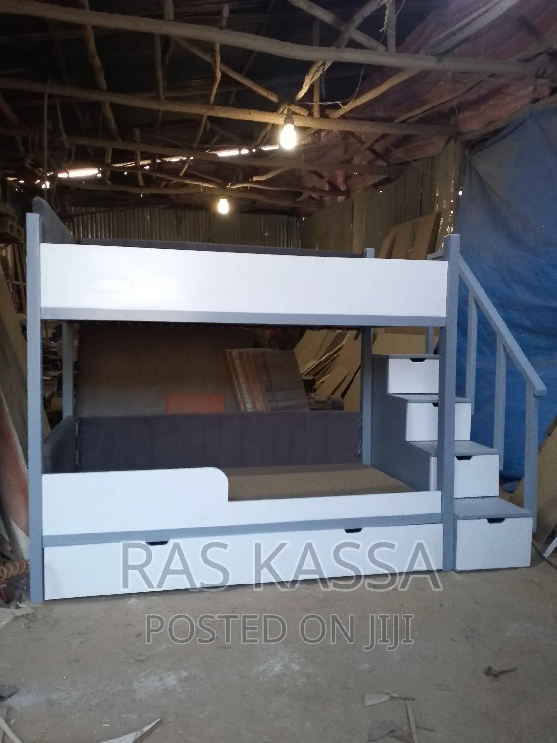 በ ዎንዛ የተሰራ ተደራራቢ አልጋ