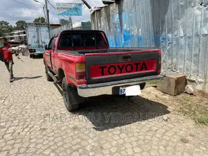 Toyota Hilux 1999 Red