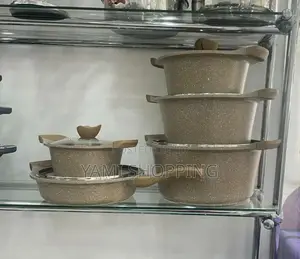 Photo - ተደራራቢ ድስቶች ከ መጥበሻ ጋር