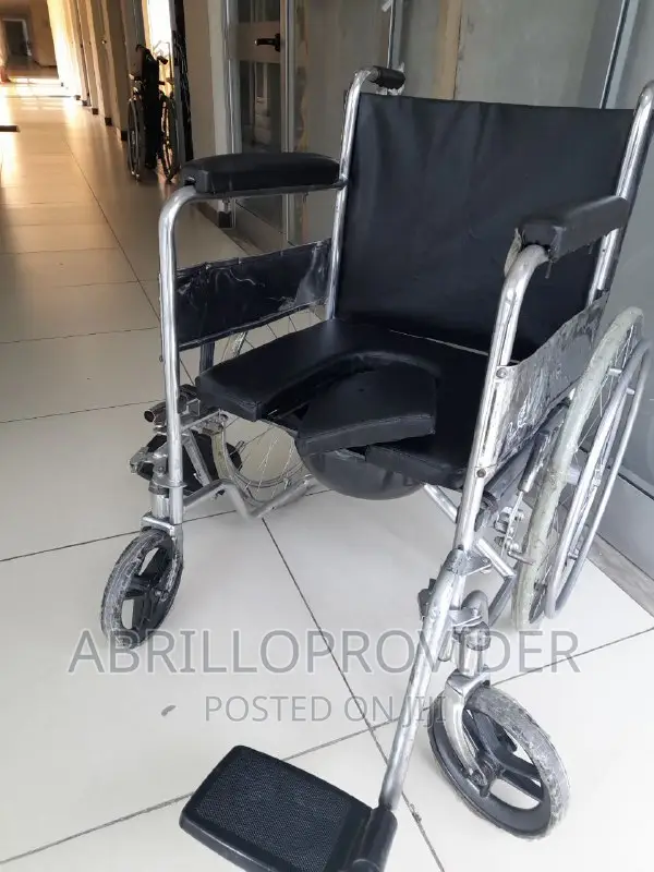 Removable Pedal and Pail Wheelchair/Commode Wheelchair