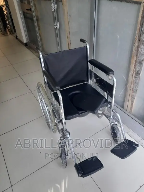 Removable Pedal and Pail Wheelchair/Commode Wheelchair