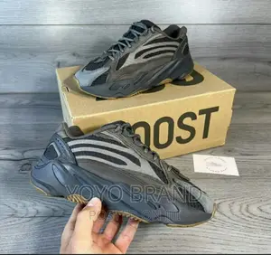 Photo - Adidas Yizzey 700 V2