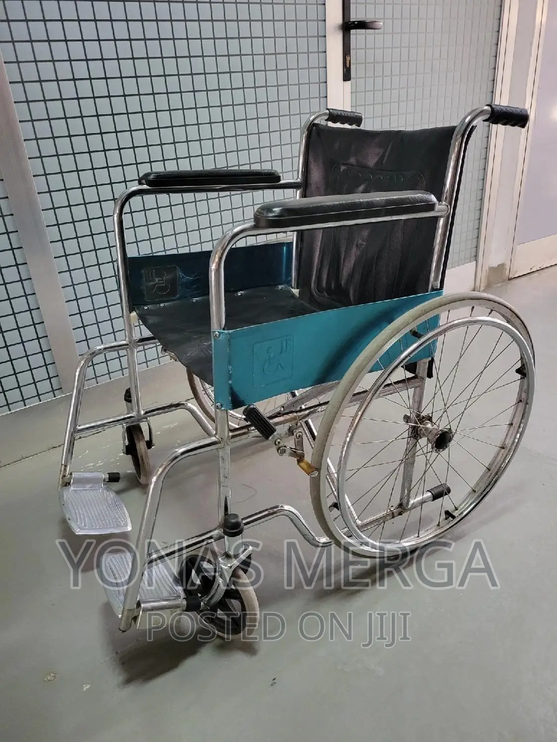 Slightly Used Wheelchair/Ishnee Foldable Wheelchair /C-Cm24