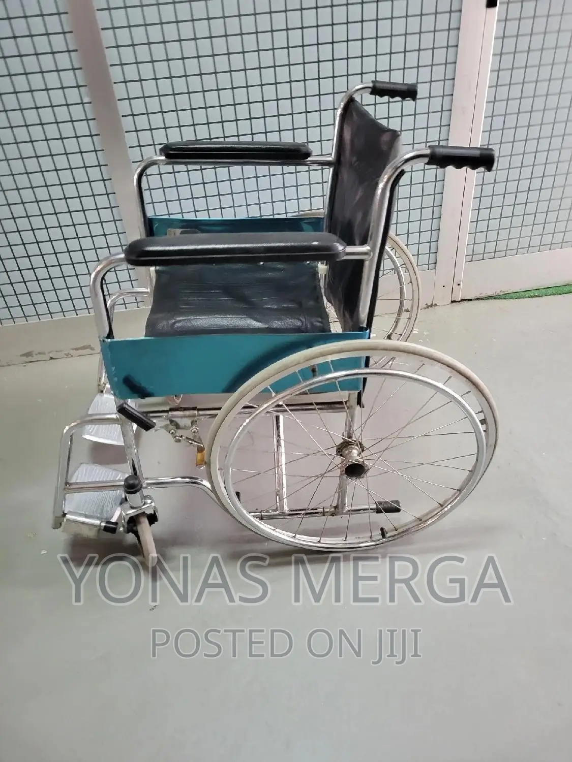 Slightly Used Wheelchair/Quality : Mag Wheel WITH SOLID TYRE