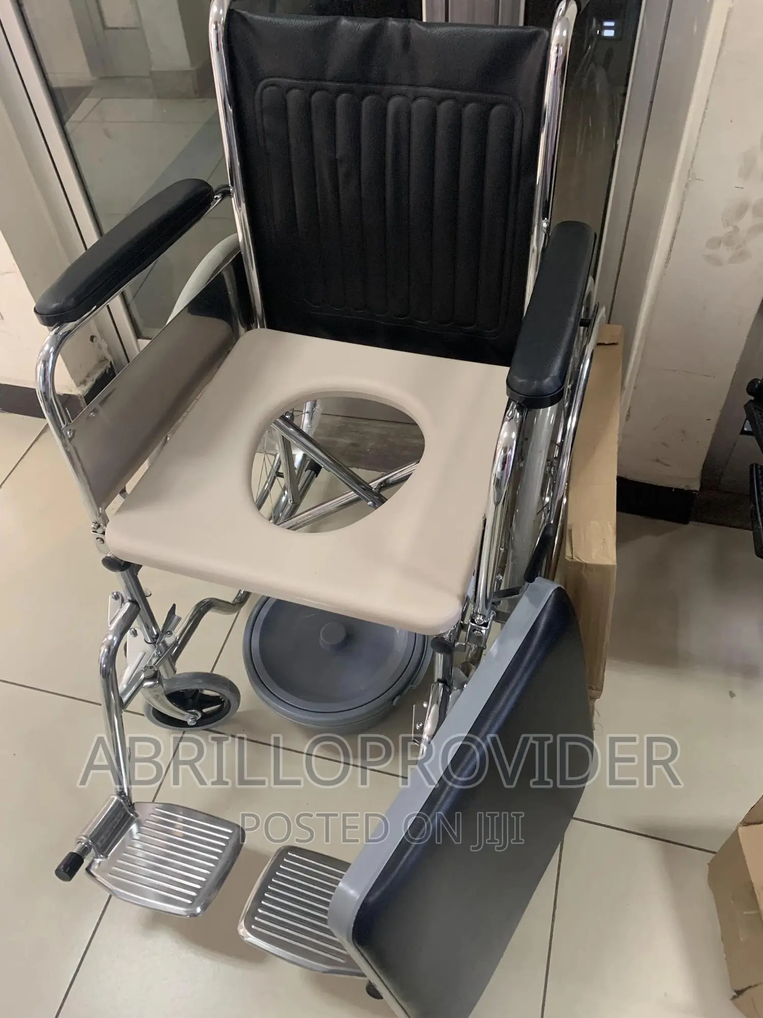Toilet Wheelchair/Commode Wheelchair/Inbuild Pot Wheelchair