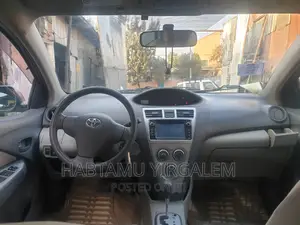 Toyota Yaris 2010 Green