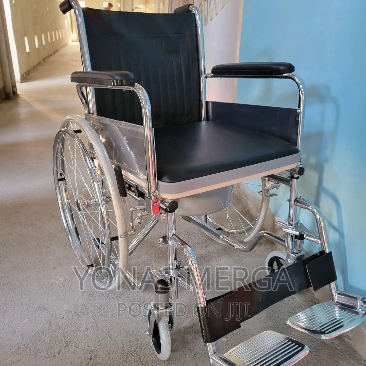 Multipurpose Transport Chair Has a Comfortable Removable Pad