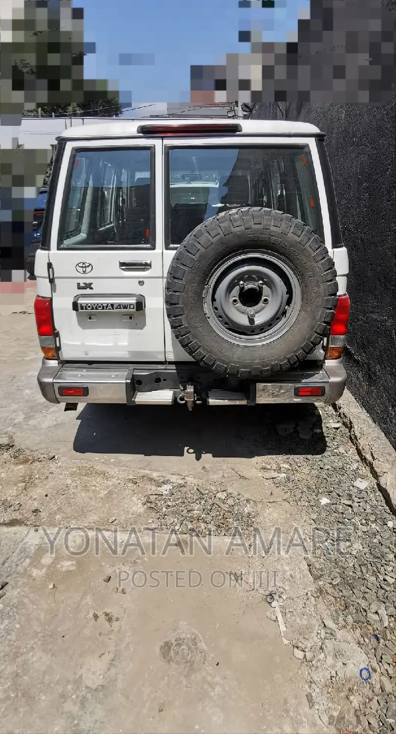 Toyota Land Cruiser 2017 White