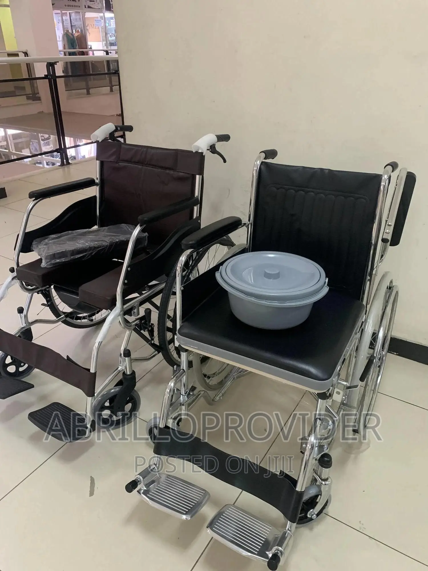 Medical Upholstered Commode Wheelchair/Wheelchair/Wheelchair
