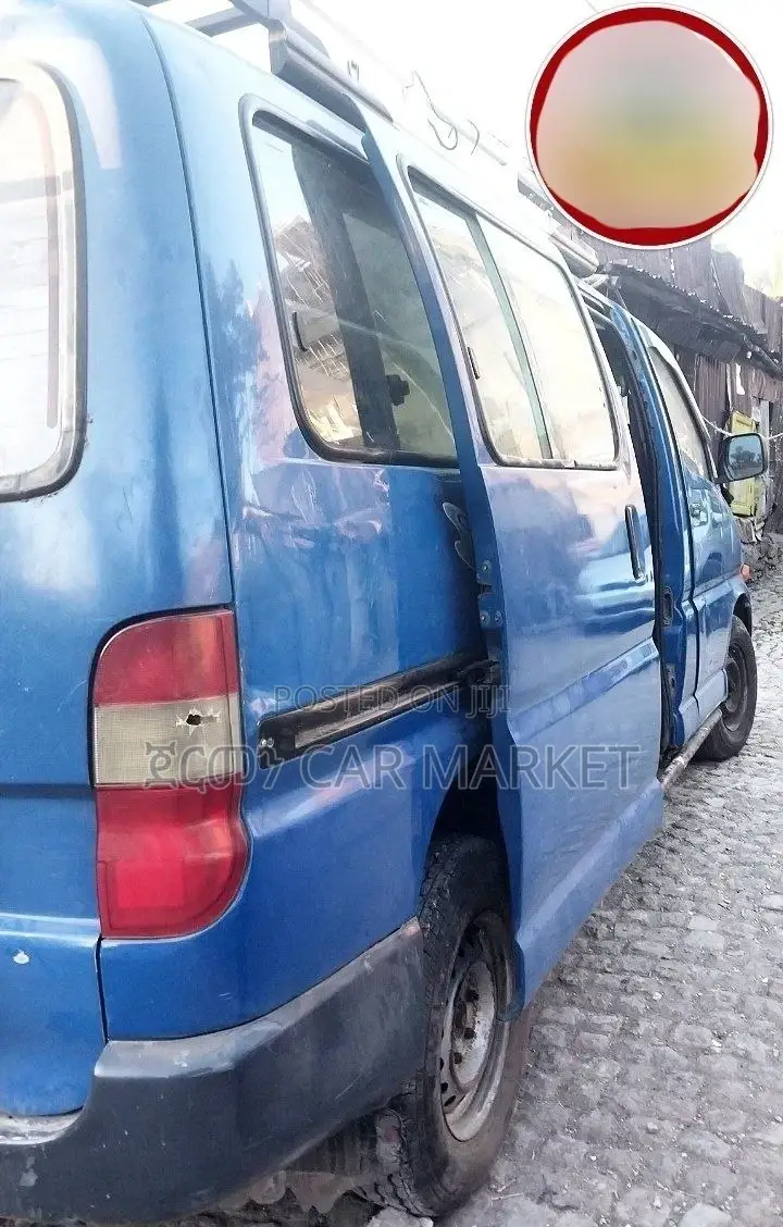 Toyota HiAce 2001 Blue