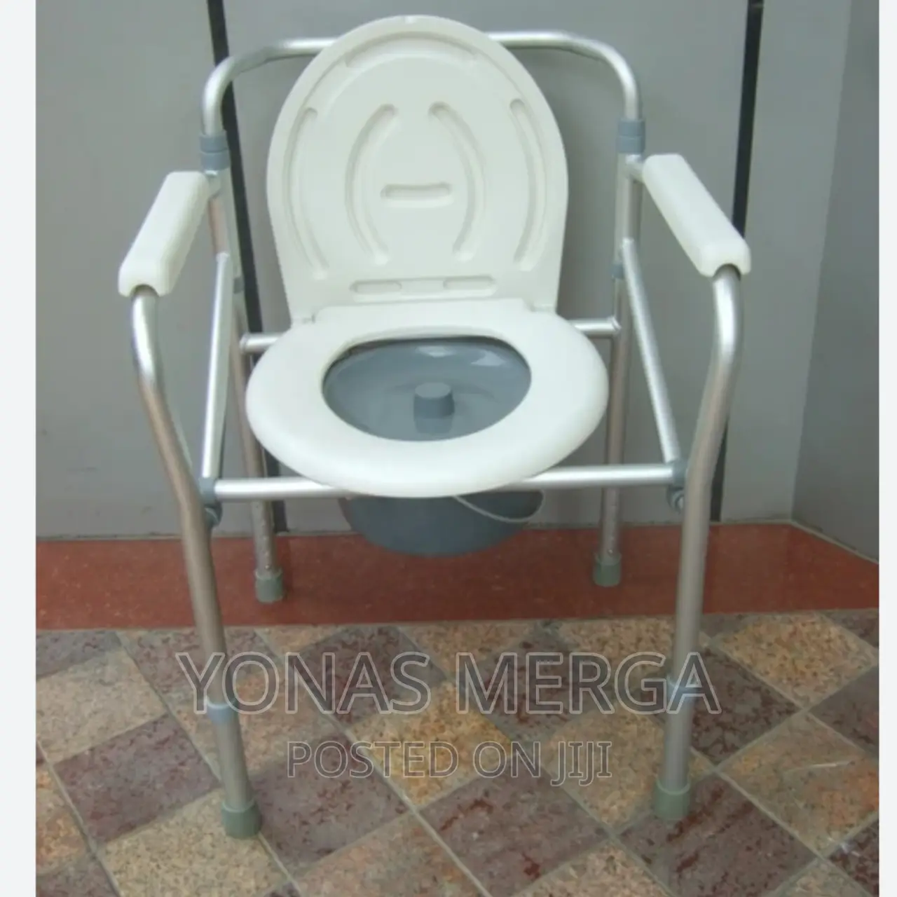 Commode Chair Easy to Push Light to Handle, Safe Reliable