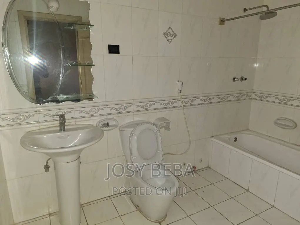 8bdrm House in Bole for rent