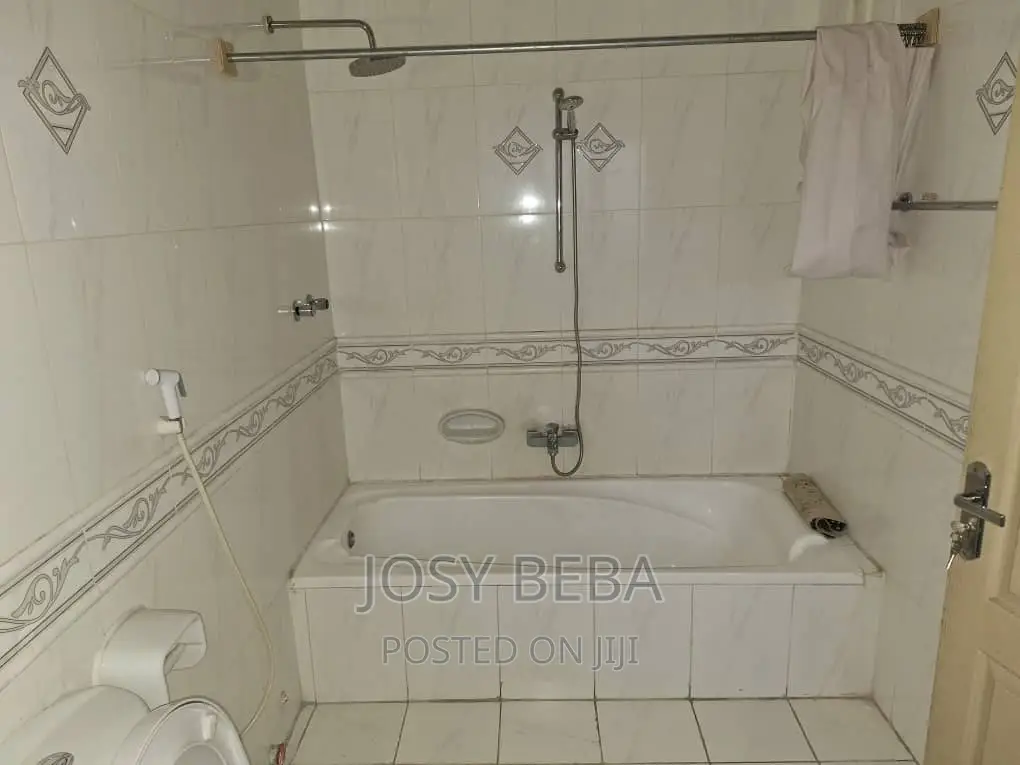 8bdrm House in Bole for rent