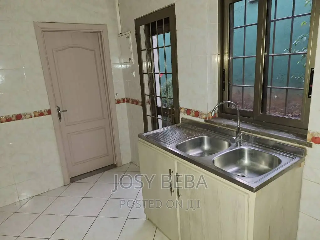 8bdrm House in Bole for rent