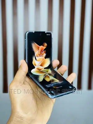 Photo - New Samsung Galaxy Z Flip3 5G 128 GB Gray