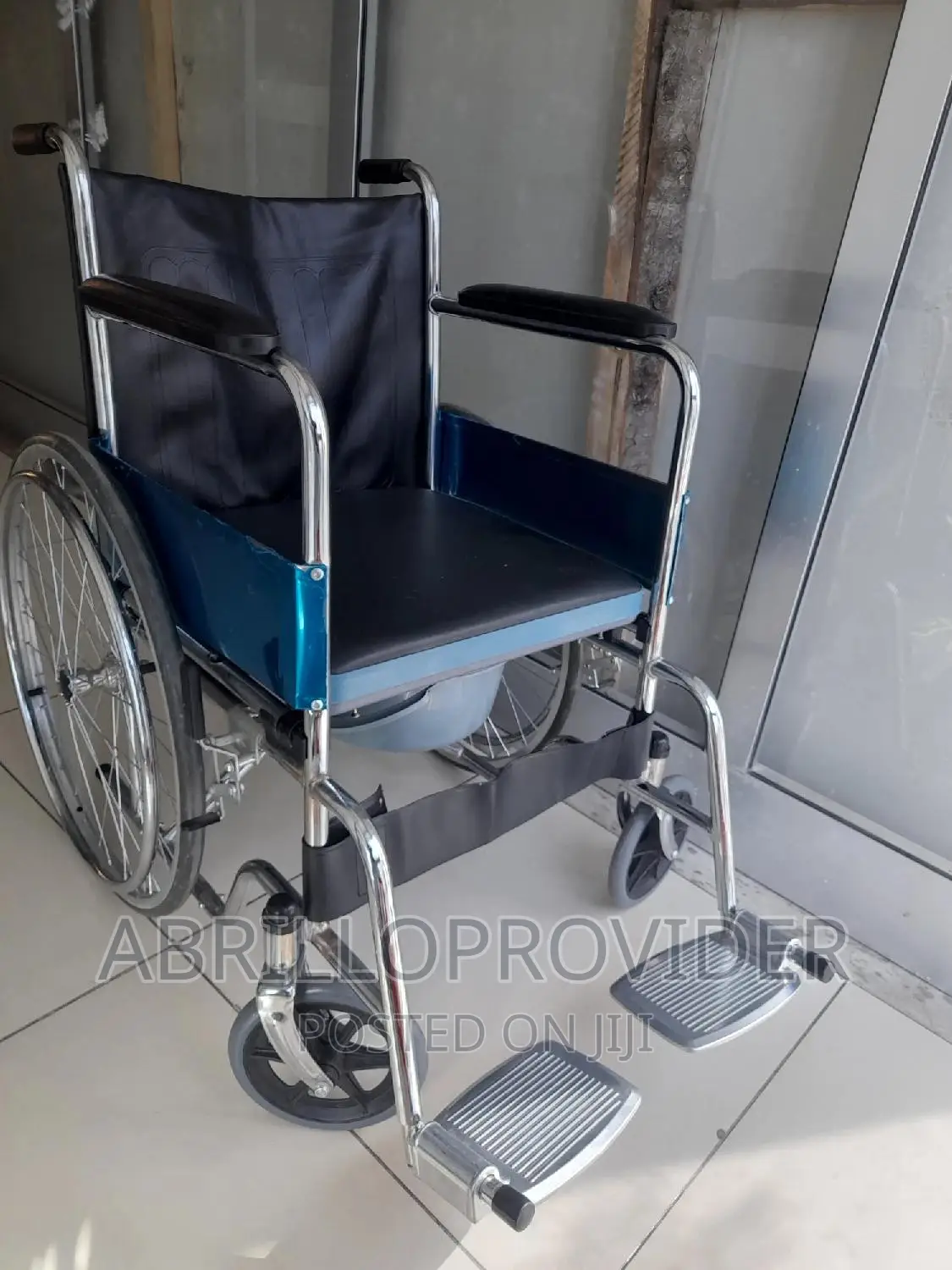 Double Pad Commode Chair/Wheelchair/Wheelchair/Wheelchair