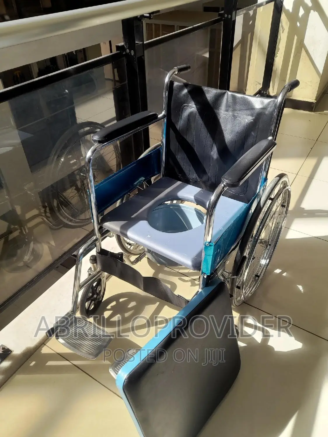 Slightly Used Commode Wheelchair/Wheelchair/Wheelchair