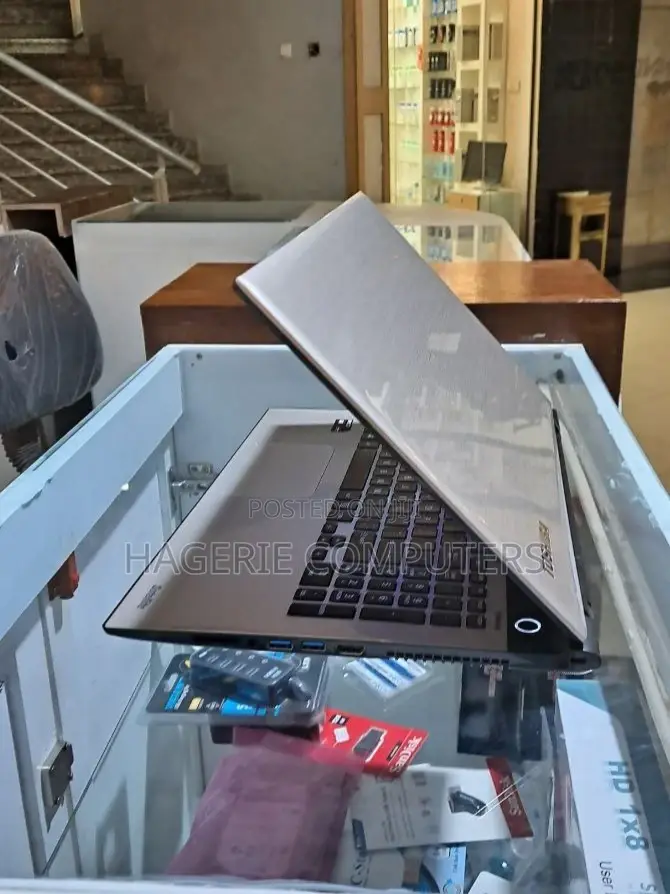 New Laptop Toshiba Satellite C665 4GB AMD A8 HDD 500GB