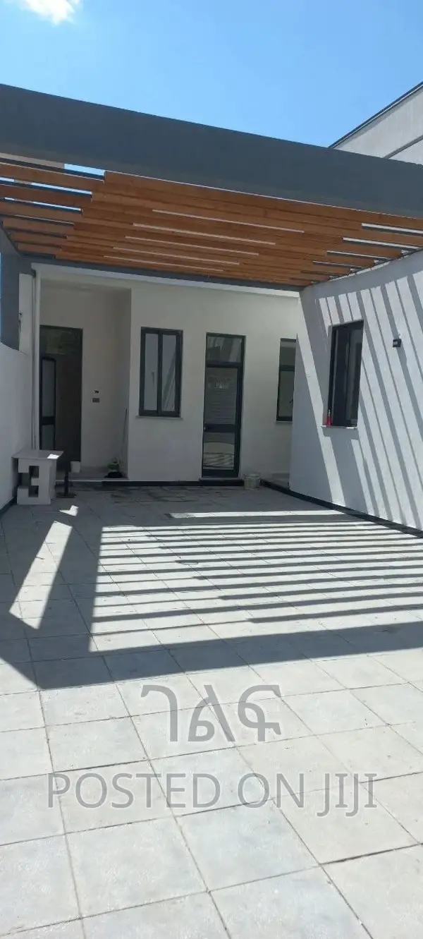 5bdrm Villa in ቅንጡ ቪላ ጃክሮስ, Bole for sale