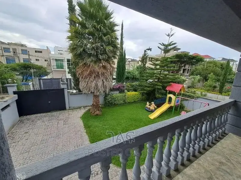 5bdrm House in የግል, Bole for sale