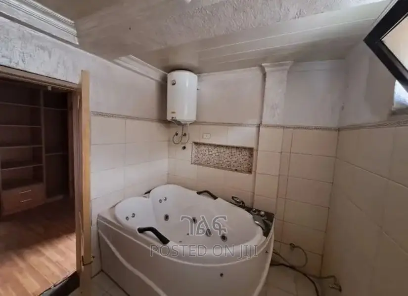 5bdrm House in የግል, Bole for sale