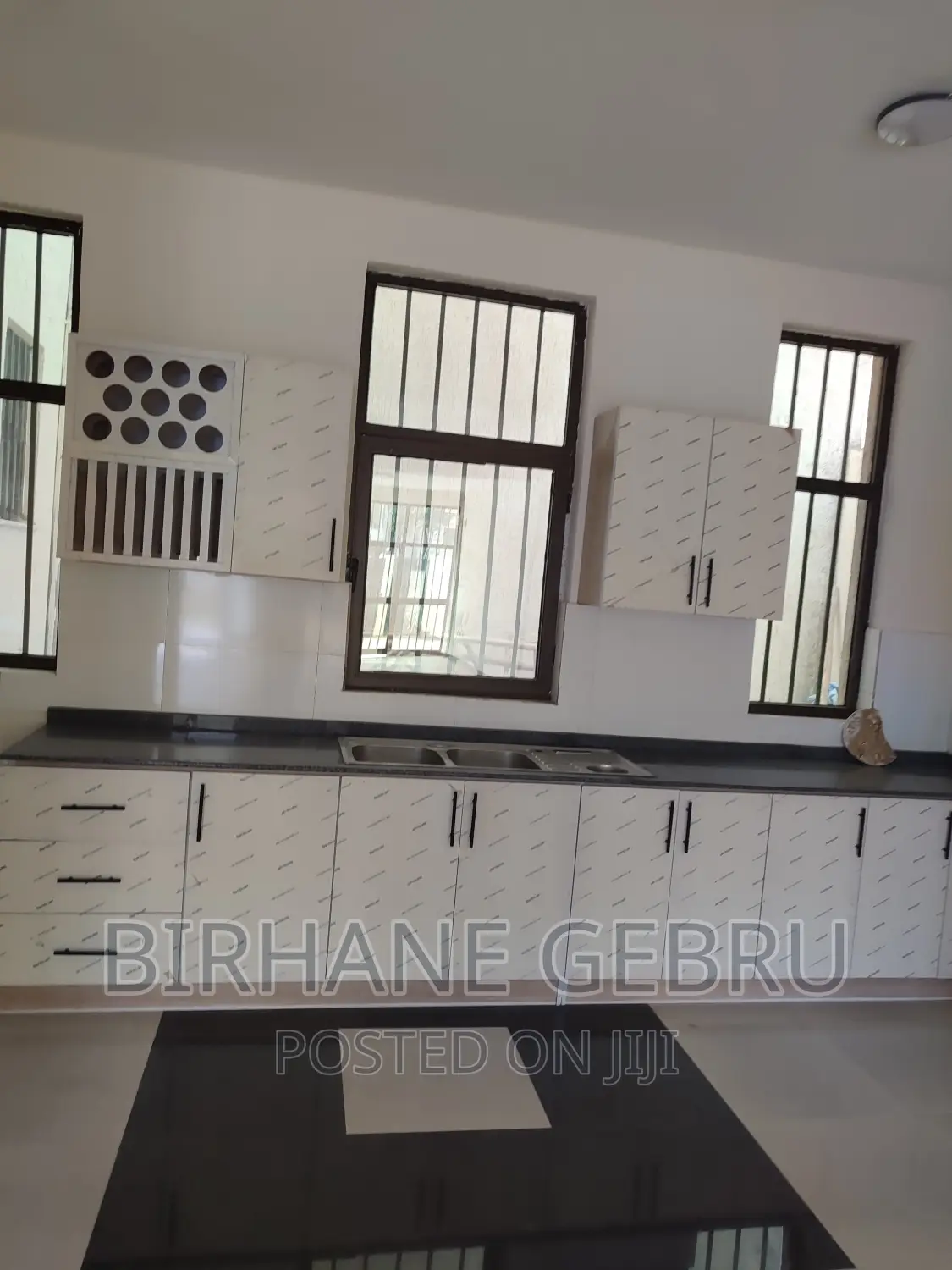5bdrm House in House, Bole for rent