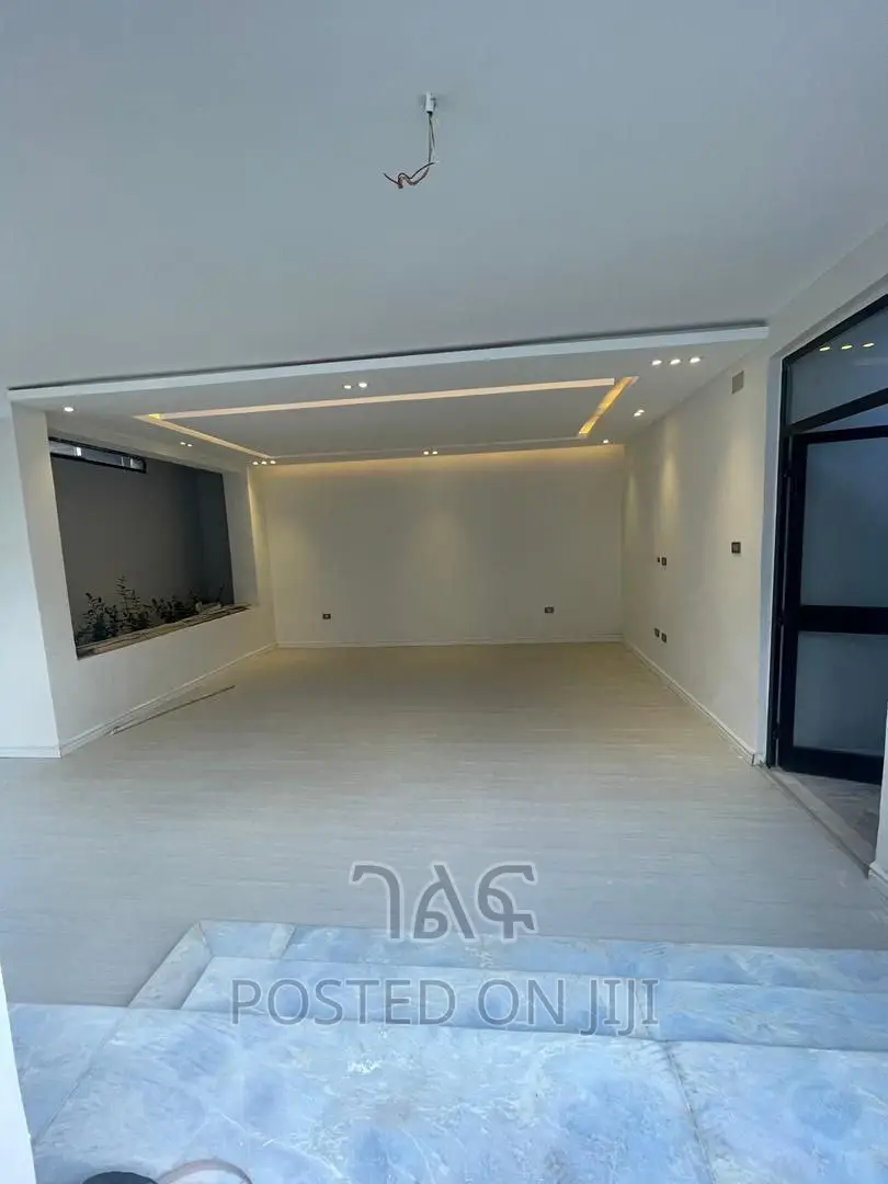 5bdrm House in የግል, Bole for sale