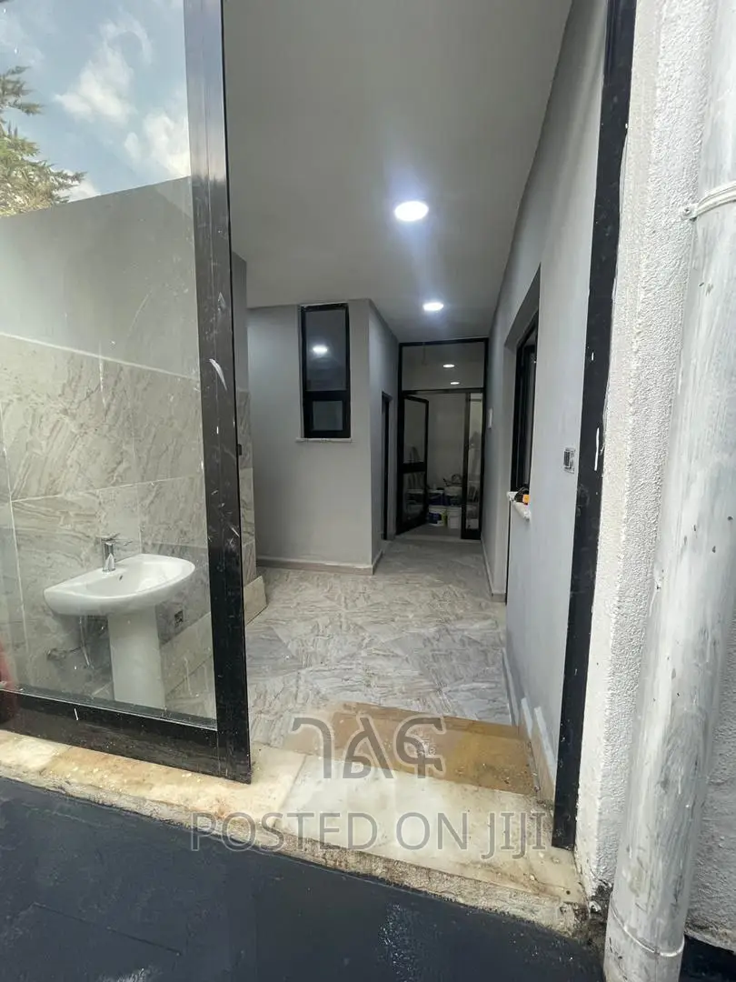 5bdrm House in የግል, Bole for sale