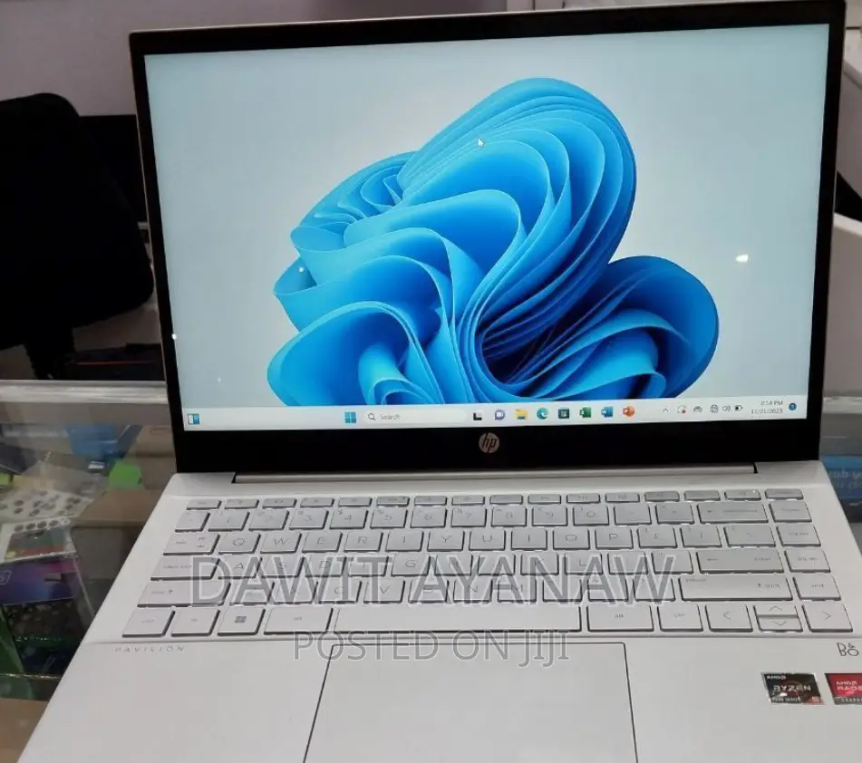 New Laptop HP 8GB AMD Ryzen 5 SSD 1T