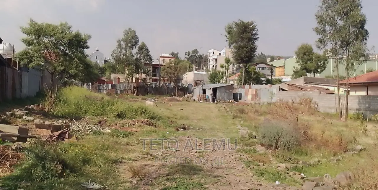 የሚሸጥ ቦታ ወሰን ነባር የድሮ ቪላ አለው