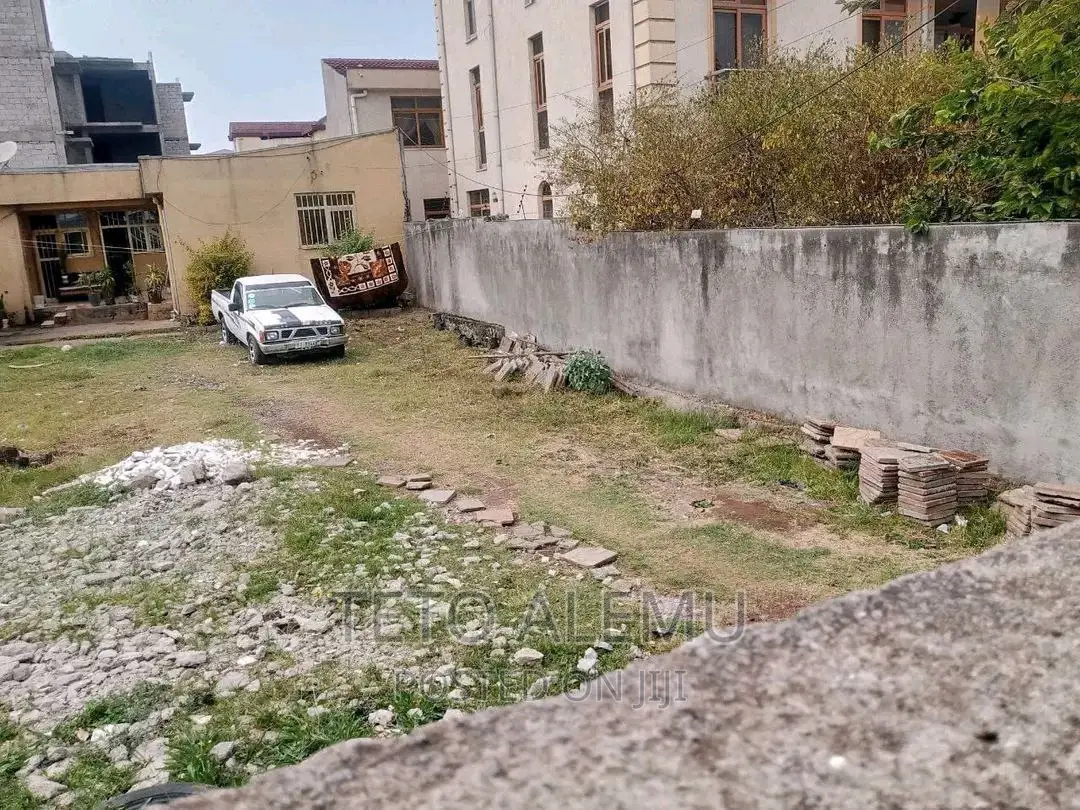 የሚሸጥ ቦታ ሰሚት