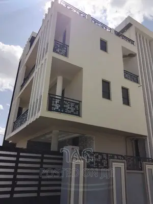 7bdrm House in የግል, Bole for sale