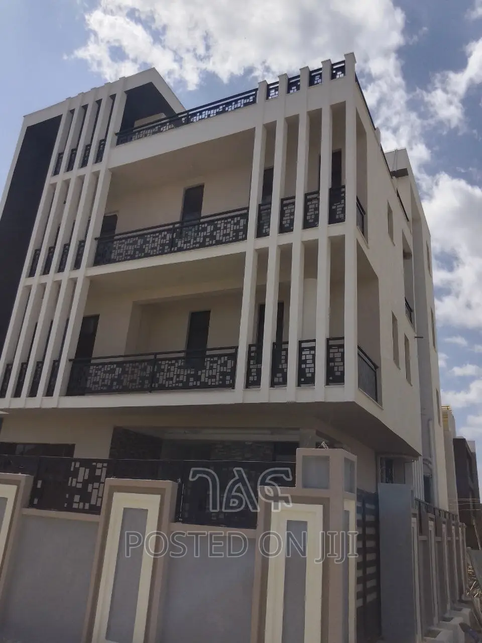 7bdrm House in የግል, Bole for sale