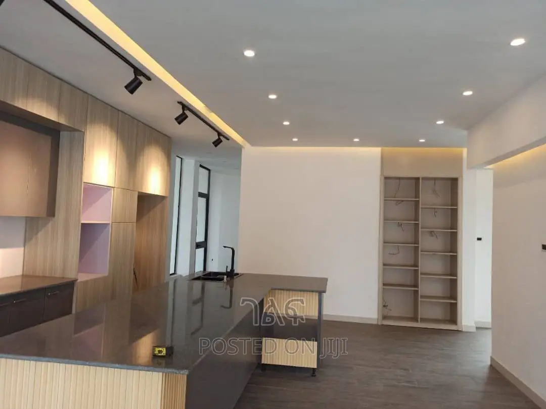 7bdrm House in የግል, Bole for sale